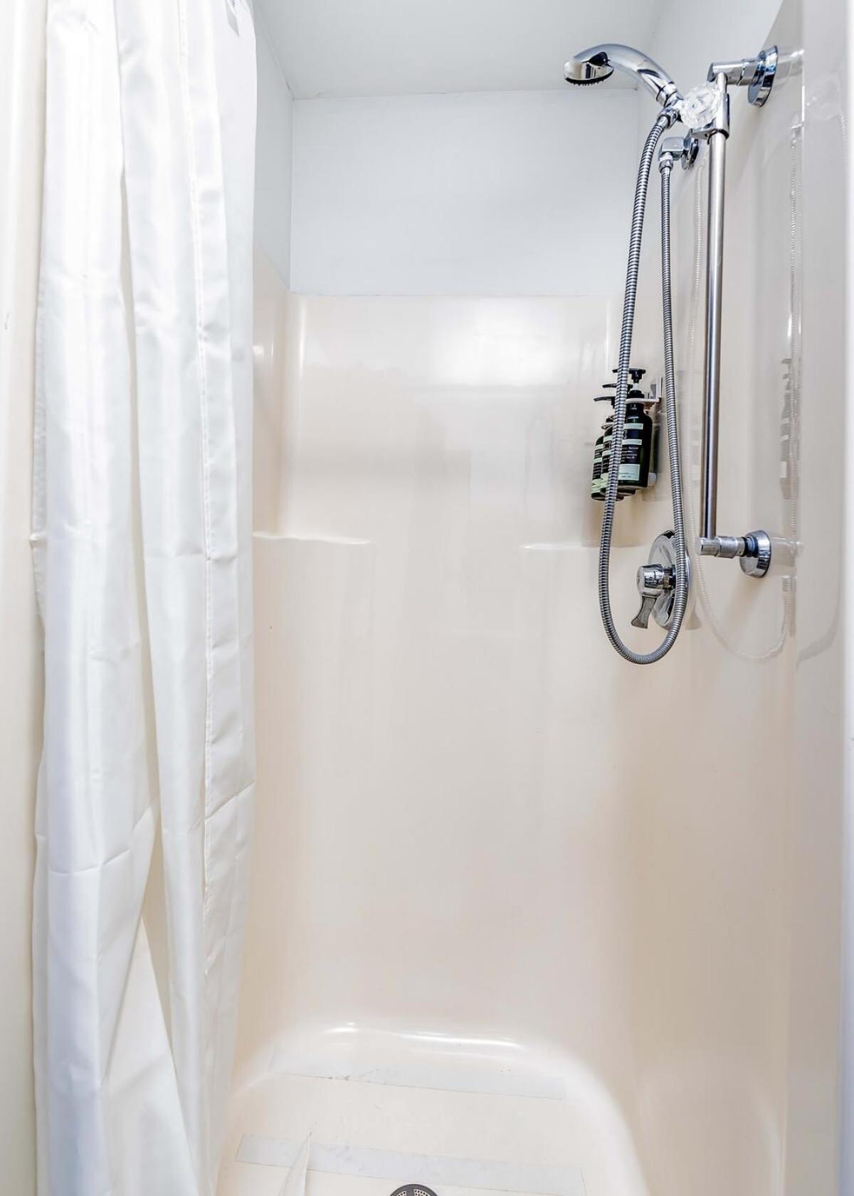 Cozysuites Cwe King Suite With Parking! Tower Grove ภายนอก รูปภาพ